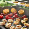 Nahaufnahme eines Weber Gourmet BBQ Systems Grills mit Jakobsmuscheln, roten Paprika und Kartoffelscheiben, die gegrillt werden.