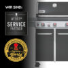 Ein schwarzer Weber Genesis E-310 Gasgrill steht im Vordergrund, mit dem Text "WIR SIND:" und zwei Logos links davon, die "WEBER® SERVICE PARTNER" und "WEBER CERTIFIED STORE World" auszeichnen.