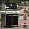 Nahaufnahme eines schwarzen Weber Genesis Gasgrills mit drei hervorgehobenen Drehknöpfen, umgeben von kleineren Ansichten desselben Grills in Grün, Braun, Grau und Rotbraun.