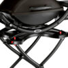 Detailansicht eines schwarzen Weber Q 1200 Gasgrills mit geschlossenem Deckel und schwarzem Standfuß.