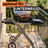 Mobiler Elektrogrill auf klappbarem Metallgestell mit zwei Rädern, platziert auf einem Balkon mit grüner Geländerumrandung. Der Grill ist geöffnet und zeigt mehrere Grillstücke auf dem schwarzen Grillrost. Seitlich befinden sich zwei Ablagen, an denen Grillzubehör wie Grillzange, Spachtel und Bürste hängen. Oben im Bild sind die Wörter optimal für unterwegs in orange und schwarz hervorgehoben. Hintergrund unscharf mit grüner Vegetation.